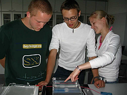 Studierende im Labor