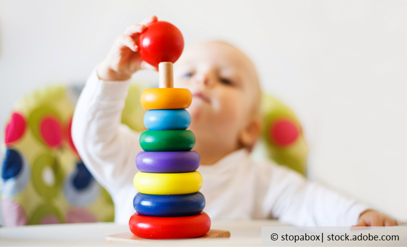 Ein spielendes Kleinkind Ein spielendes Kleinkind