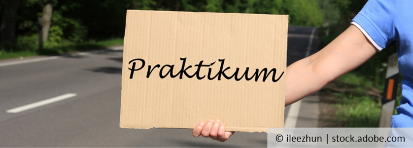 Jemand hält ein Schild hoch, auf dem das Wort "Praktikum" steht, © ileezhun | stock.adobe.com
